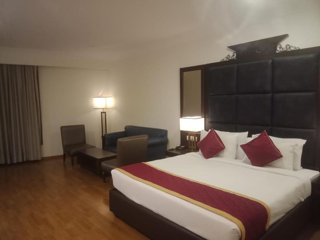 Blossom Rooms Hotel Vashishtha - Free Lunch Or Dinner- Free Breakfast Hyderabad Exterior foto
