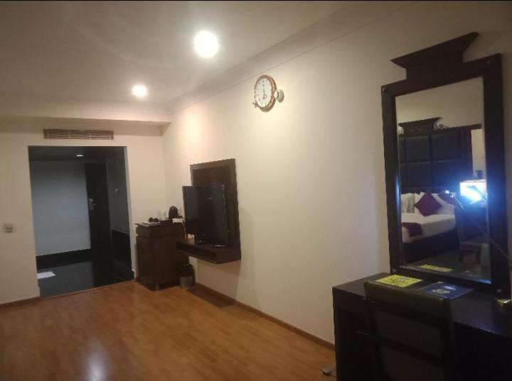 Blossom Rooms Hotel Vashishtha - Free Lunch Or Dinner- Free Breakfast Hyderabad Exterior foto