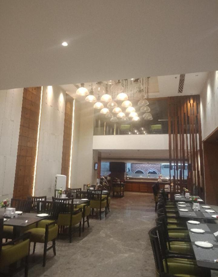 Blossom Rooms Hotel Vashishtha - Free Lunch Or Dinner- Free Breakfast Hyderabad Exterior foto