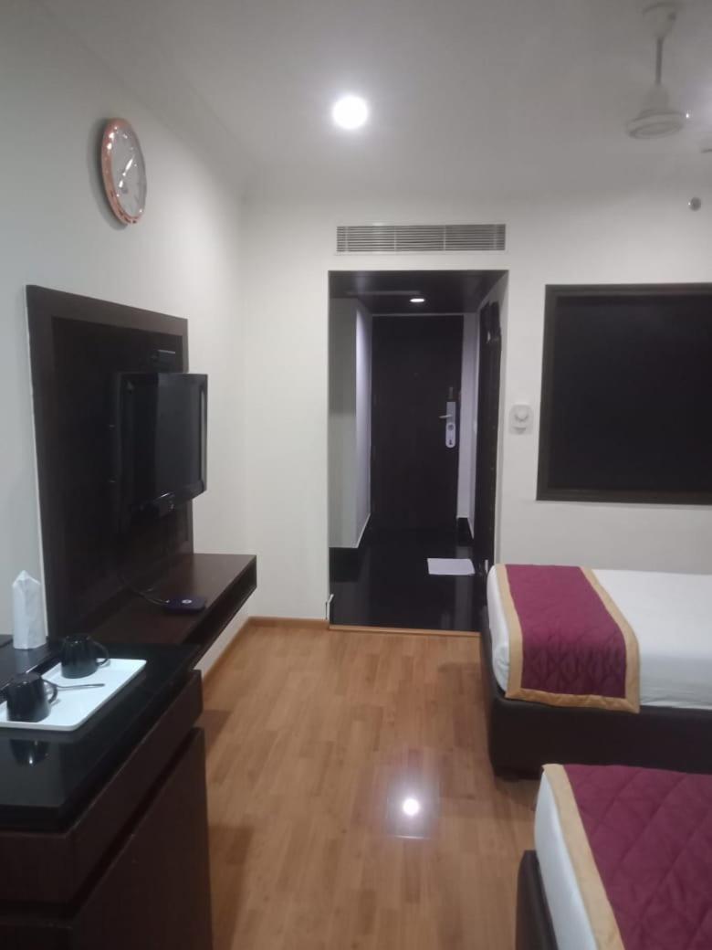 Blossom Rooms Hotel Vashishtha - Free Lunch Or Dinner- Free Breakfast Hyderabad Exterior foto