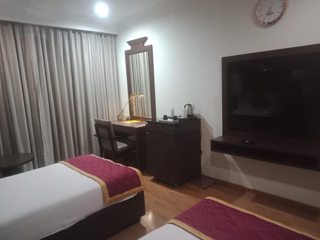 Blossom Rooms Hotel Vashishtha - Free Lunch Or Dinner- Free Breakfast Hyderabad Exterior foto