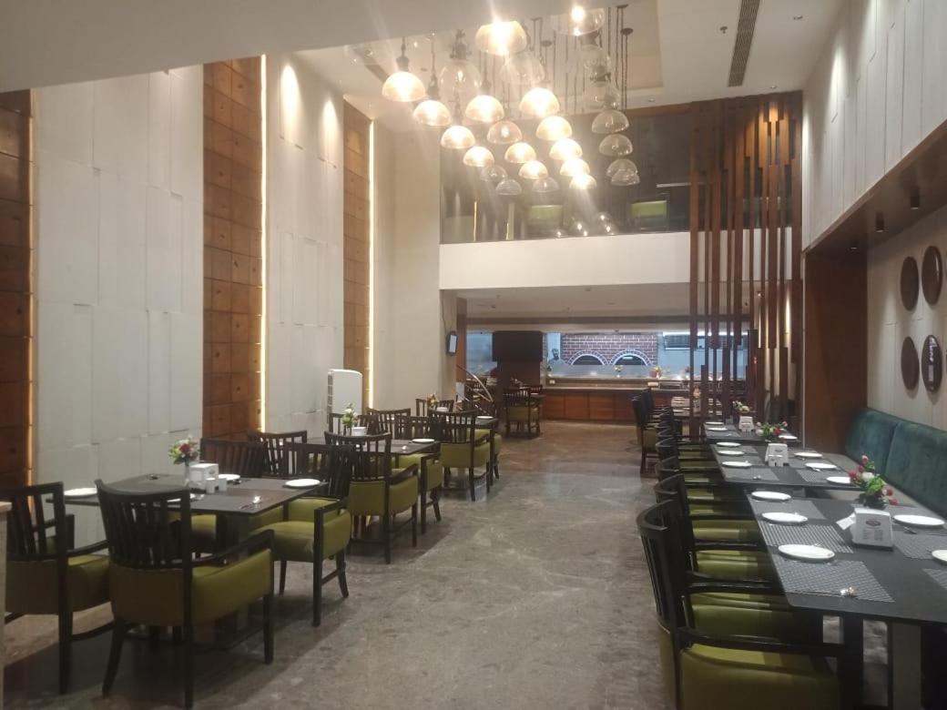 Blossom Rooms Hotel Vashishtha - Free Lunch Or Dinner- Free Breakfast Hyderabad Exterior foto