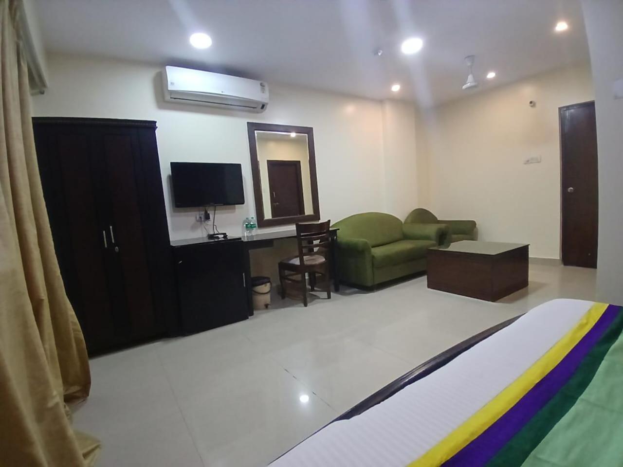 Blossom Rooms Hotel Vashishtha - Free Lunch Or Dinner- Free Breakfast Hyderabad Exterior foto